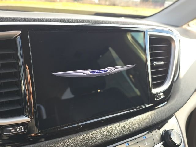 Used 2024 Chrysler Pacifica Touring-L image 15