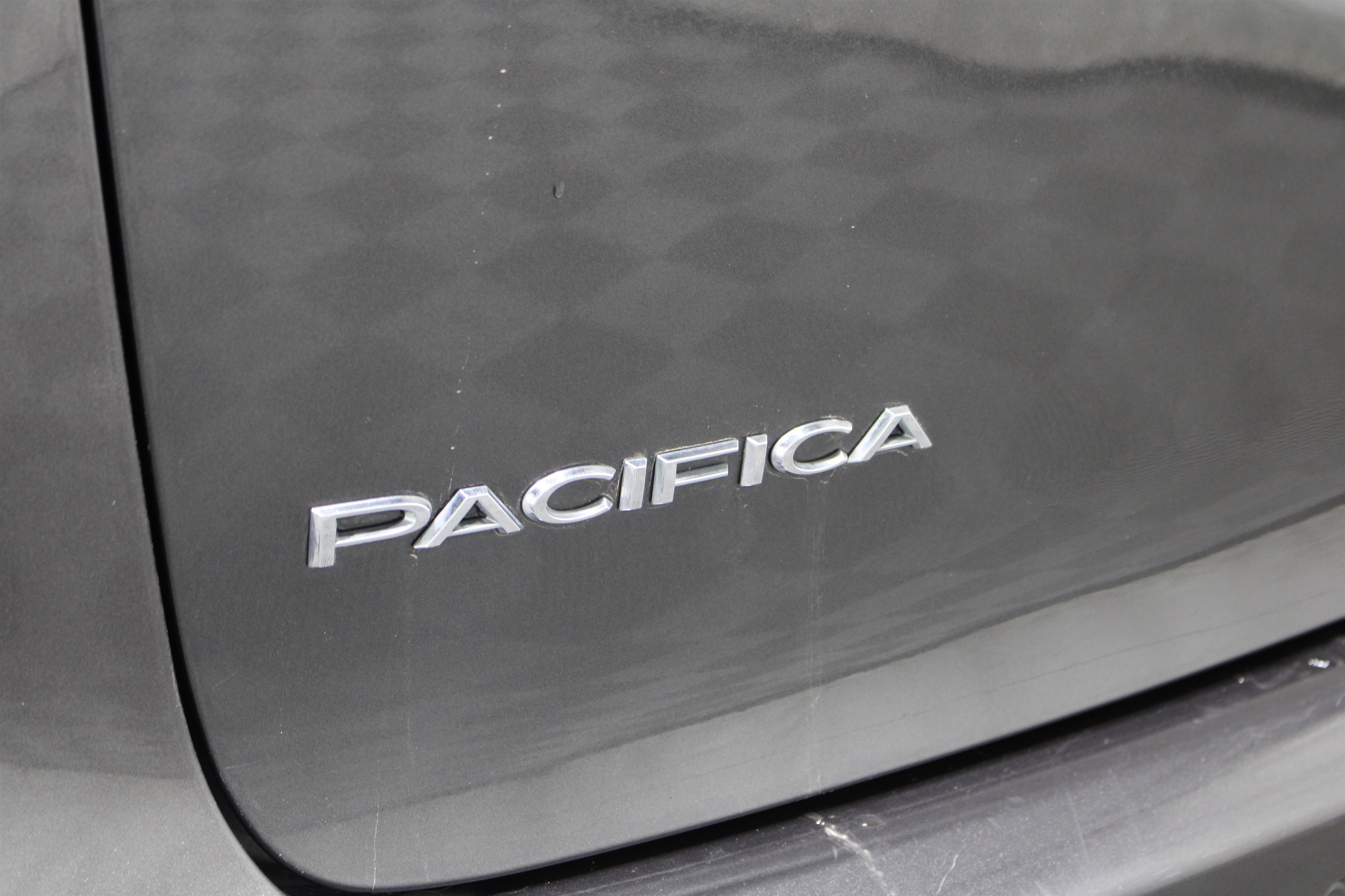 Used 2017 Chrysler Pacifica Touring-L FWD image 34