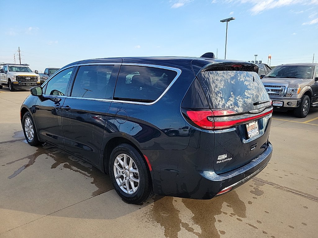 Certified 2025 Chrysler Pacifica Select w/ Uconnect Theater Family Group FWD image 5
