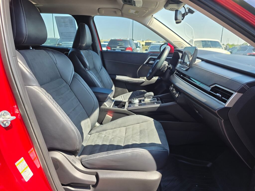 Used 2023 Mitsubishi Outlander 4WD Plug-In Hybrid image 16