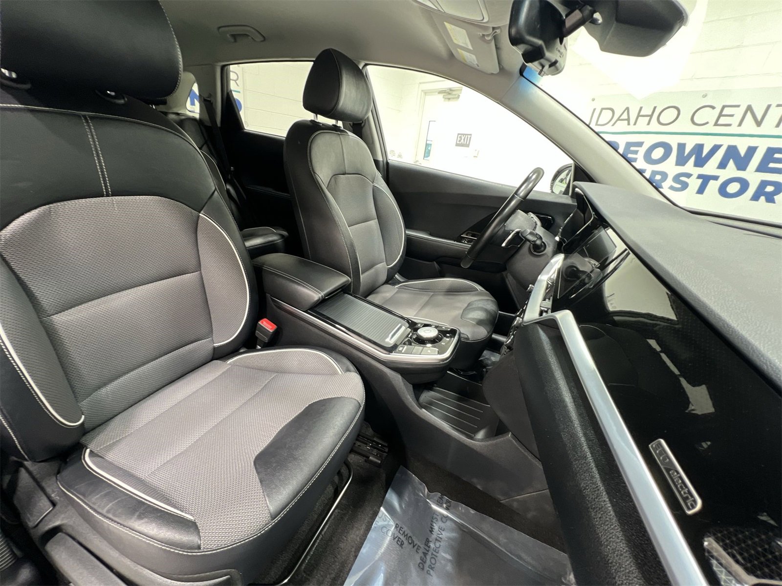 Used 2022 Kia Niro EX image 24