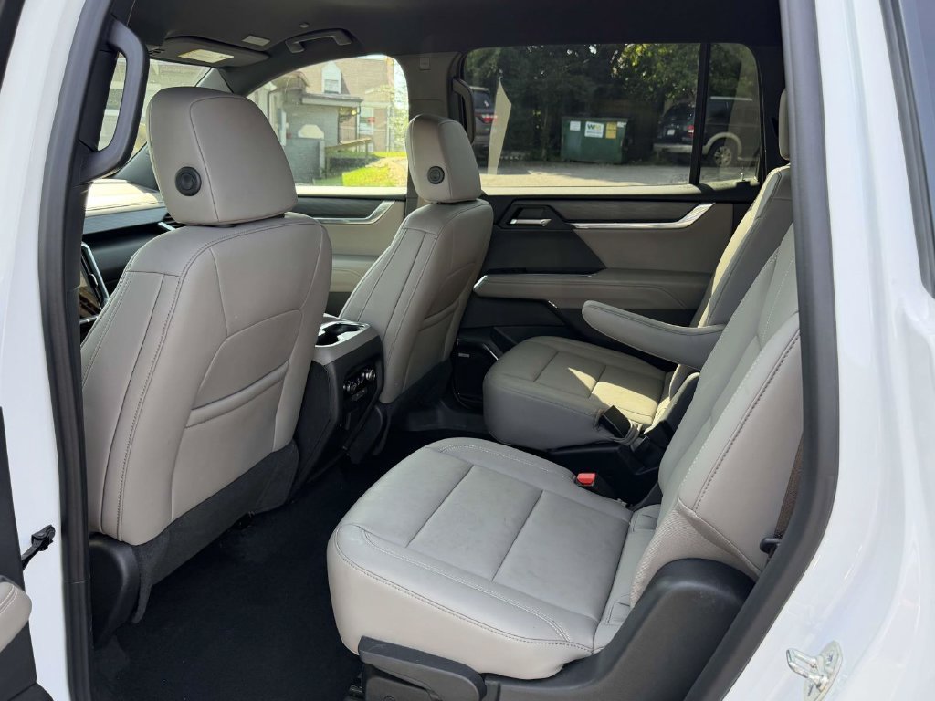 Used 2026 GMC Acadia Elevation w/ Elevation Premium Package FWD image 15