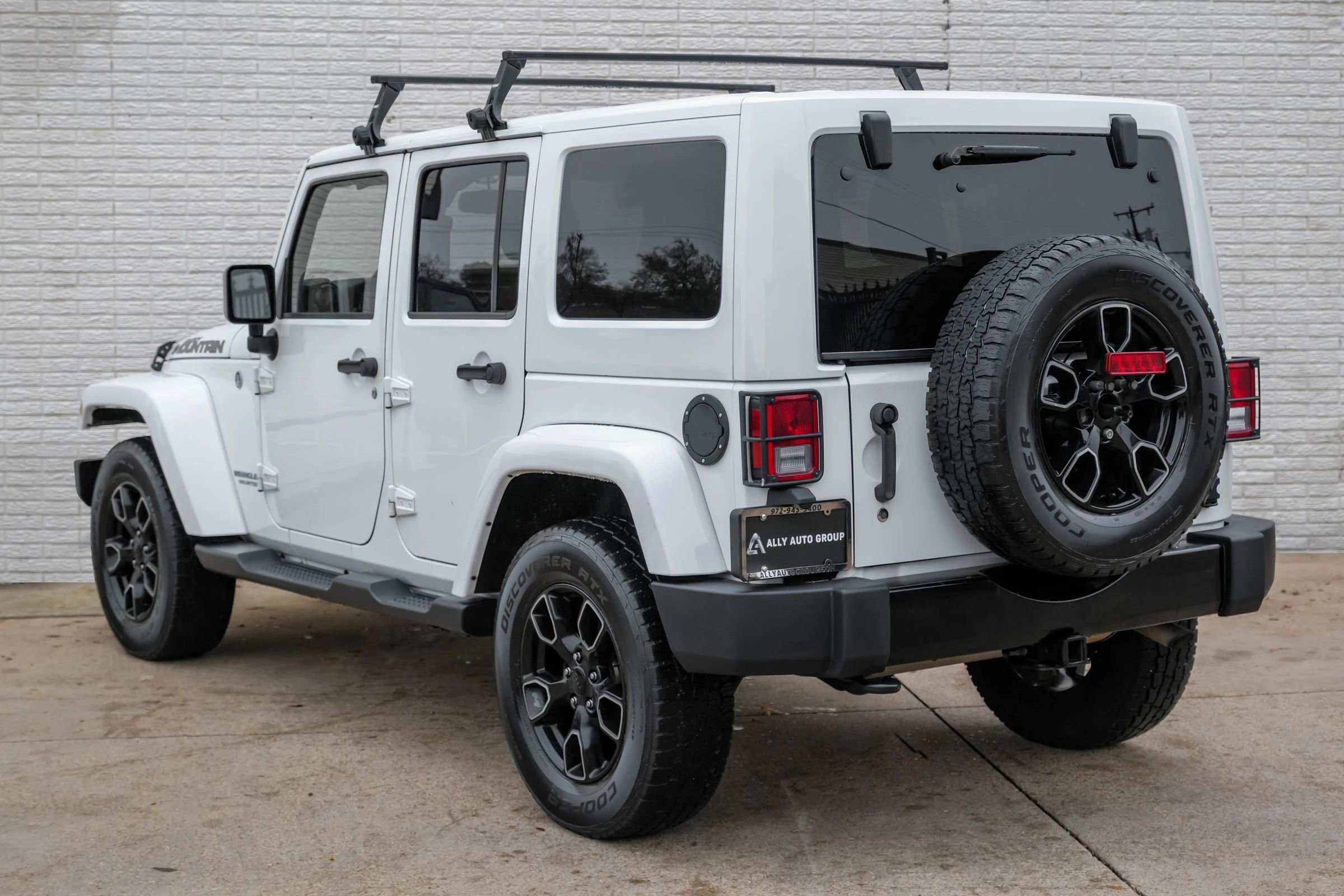 Used 2017 Jeep Wrangler Unlimited Sahara AWD/4WD image 7