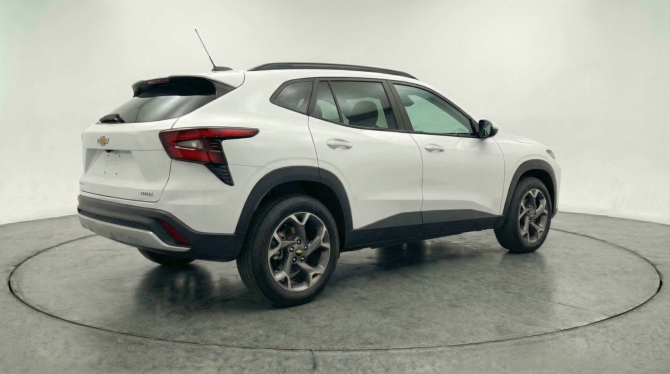 Used 2025 Chevrolet Trax LT FWD image 9