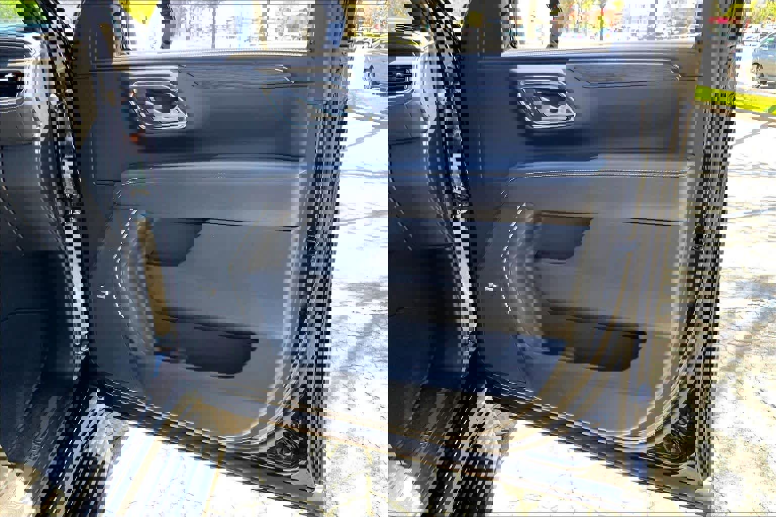 Used 2023 GMC Yukon XL SLT w/ SLT Premium Package image 19