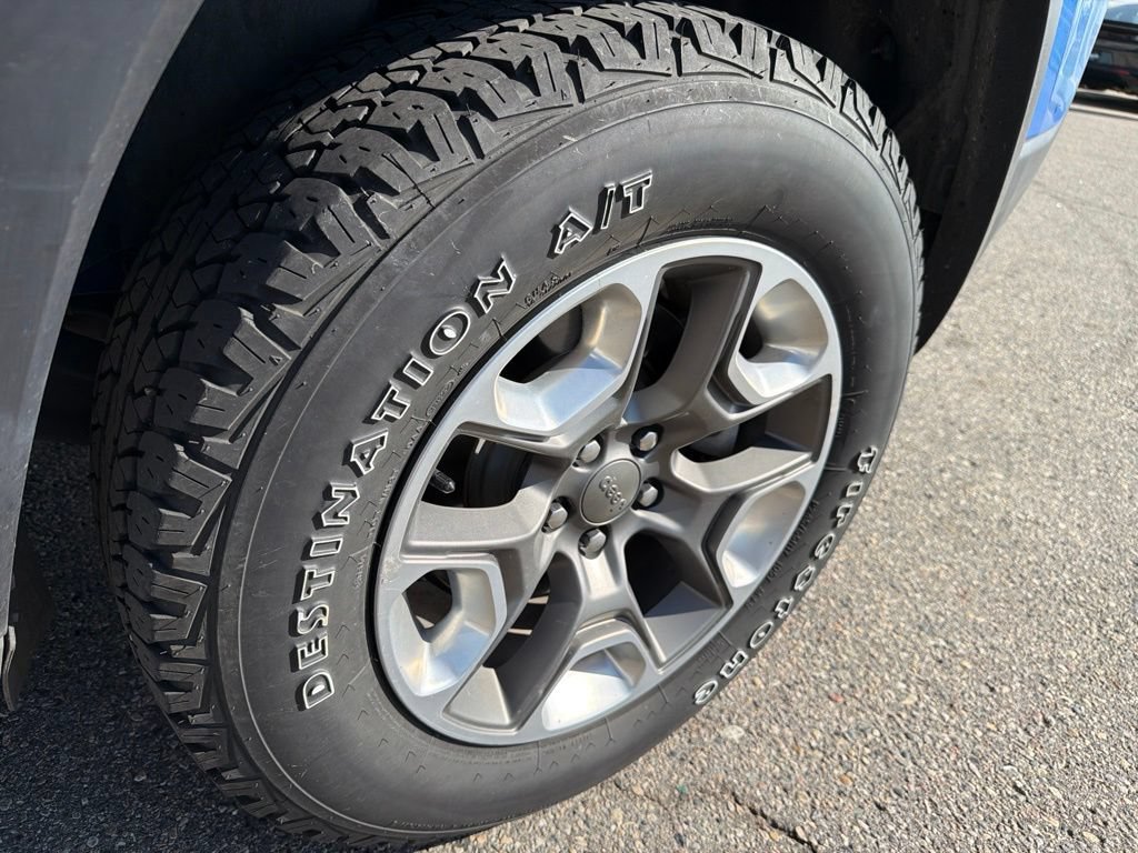 Used 2019 Jeep Cherokee Trailhawk AWD/4WD image 16