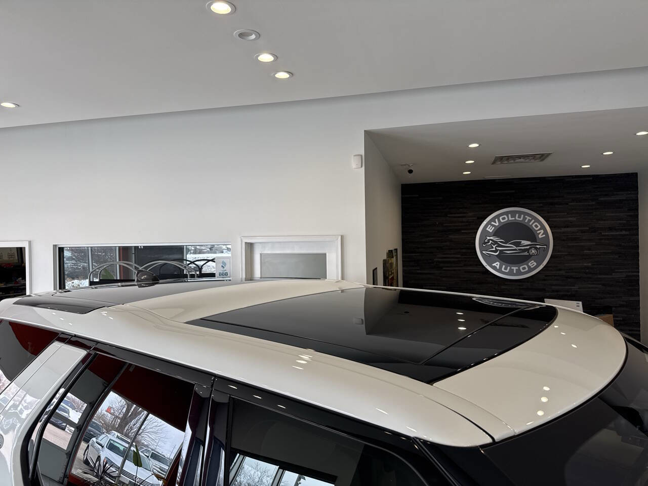 Used 2017 Land Rover Discovery HSE image 19