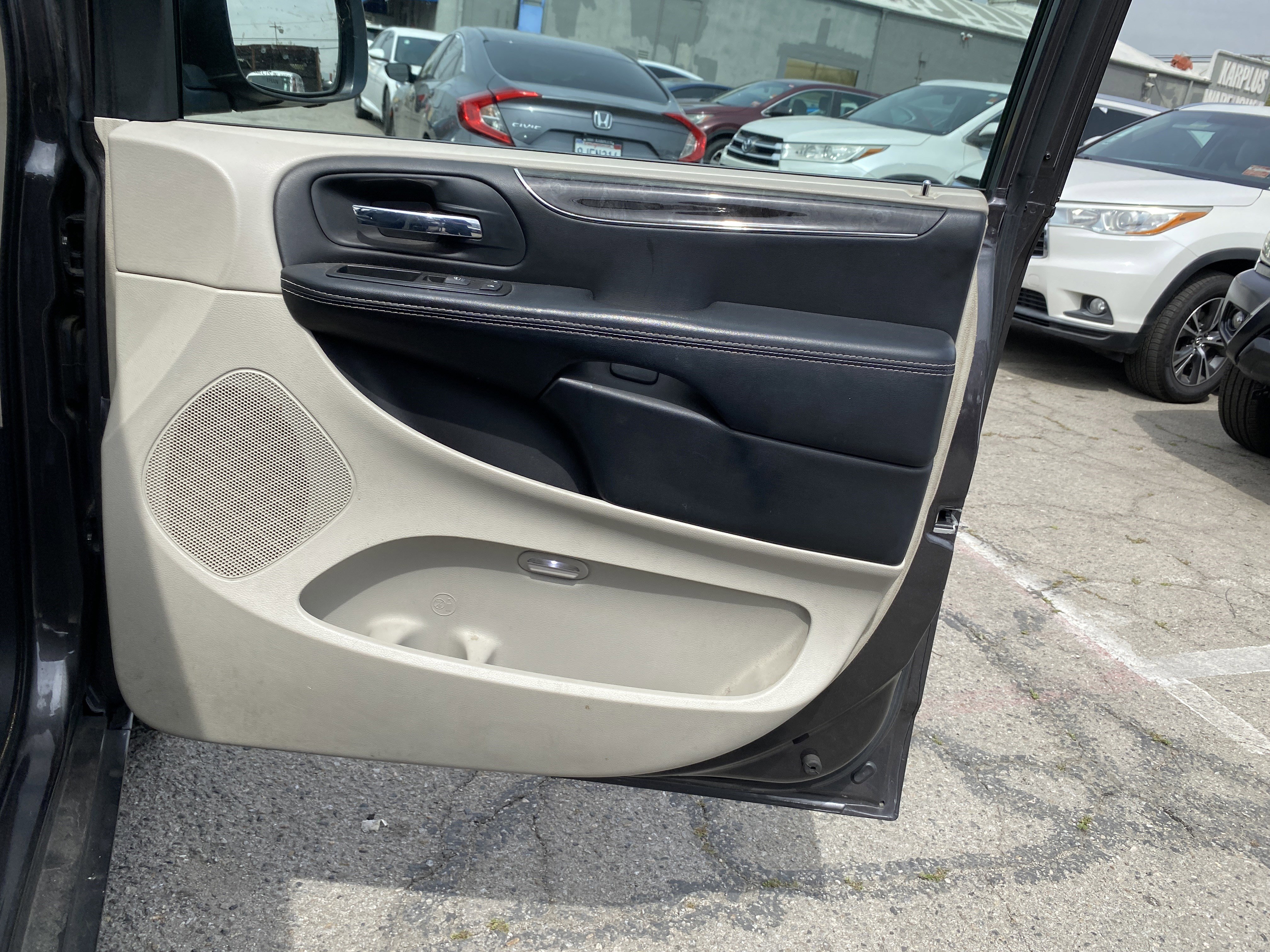 Used 2015 Chrysler Town & Country Touring FWD image 26