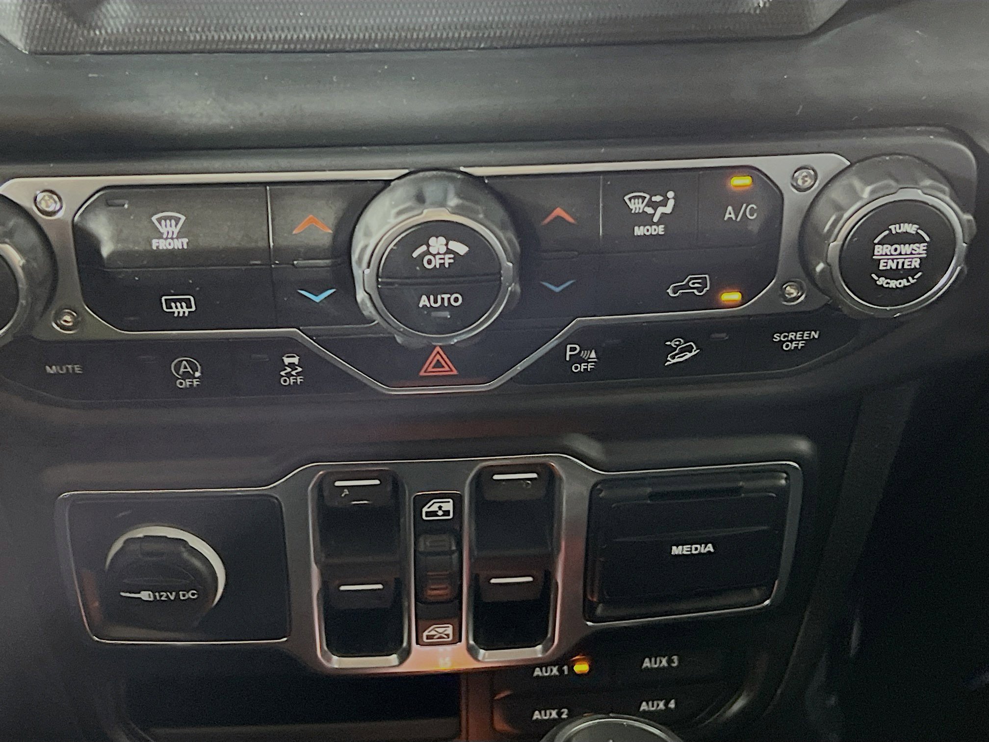 Used 2018 Jeep Wrangler Unlimited Sahara AWD/4WD image 25