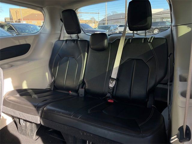 Used 2024 Chrysler Pacifica Touring-L image 19