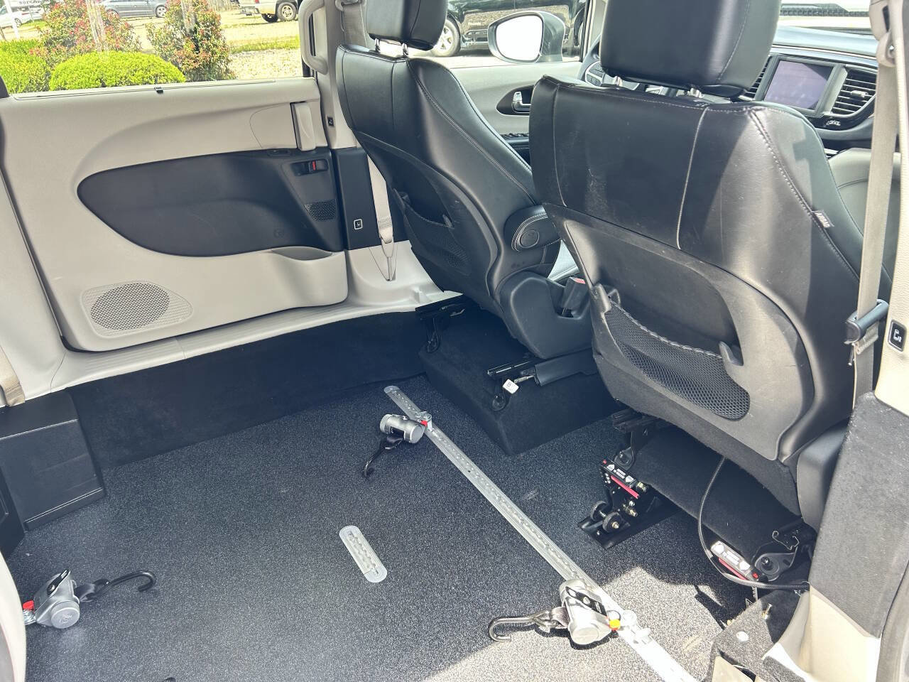 Used 2020 Chrysler Voyager Lxi image 5