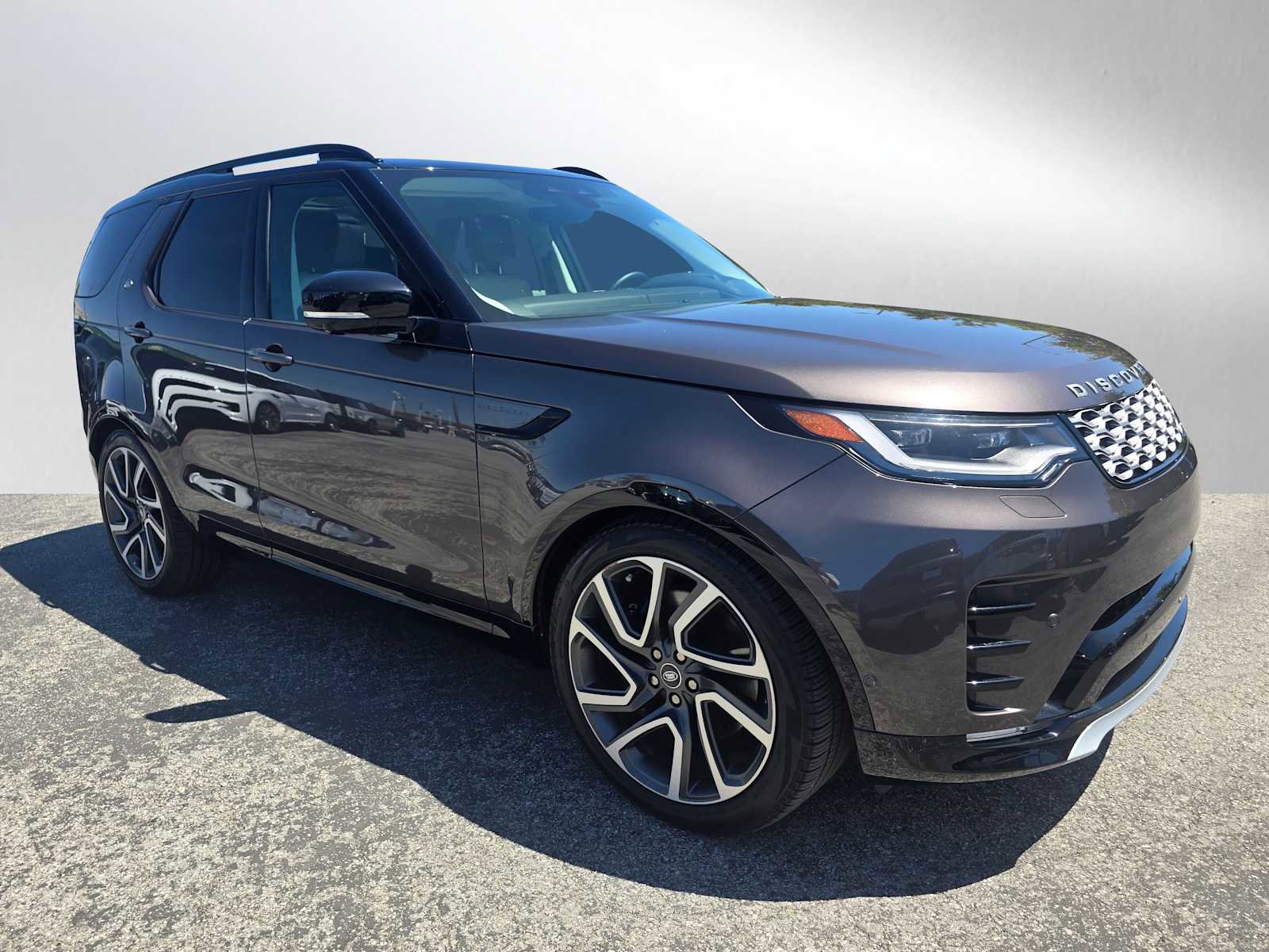 Used 2025 Land Rover Discovery Metropolitan Edition AWD/4WD image 7