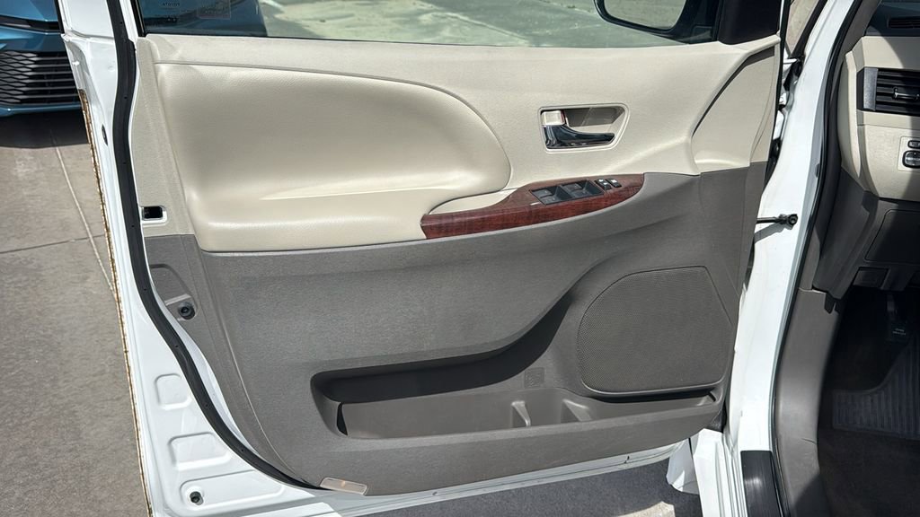 Used 2014 Toyota Sienna XLE image 10