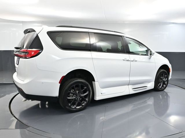 Used 2022 Chrysler Pacifica Touring-L w/ Uconnect Theater Family Group image 6