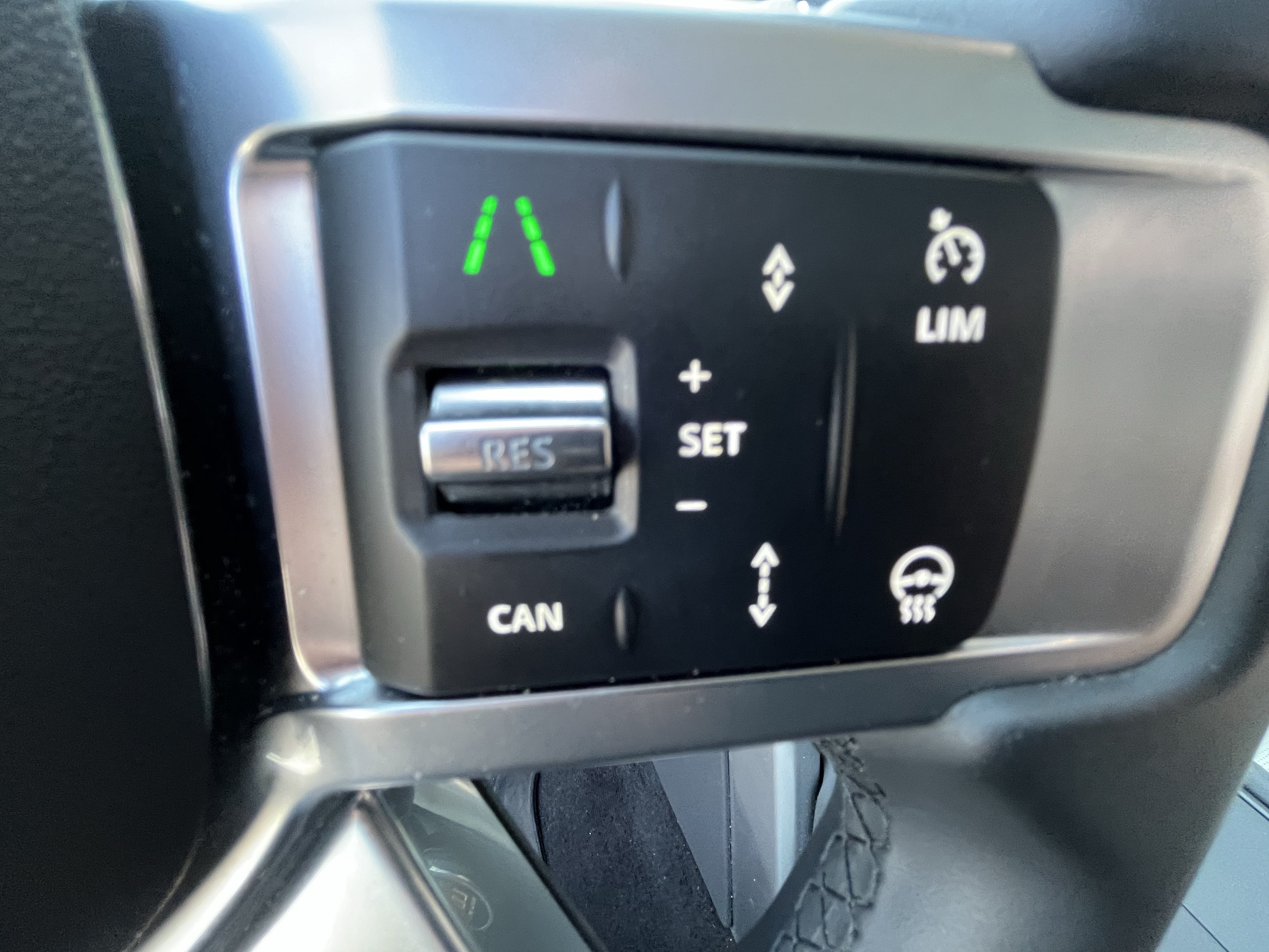Used 2025 Land Rover Discovery Dynamic SE AWD/4WD image 25