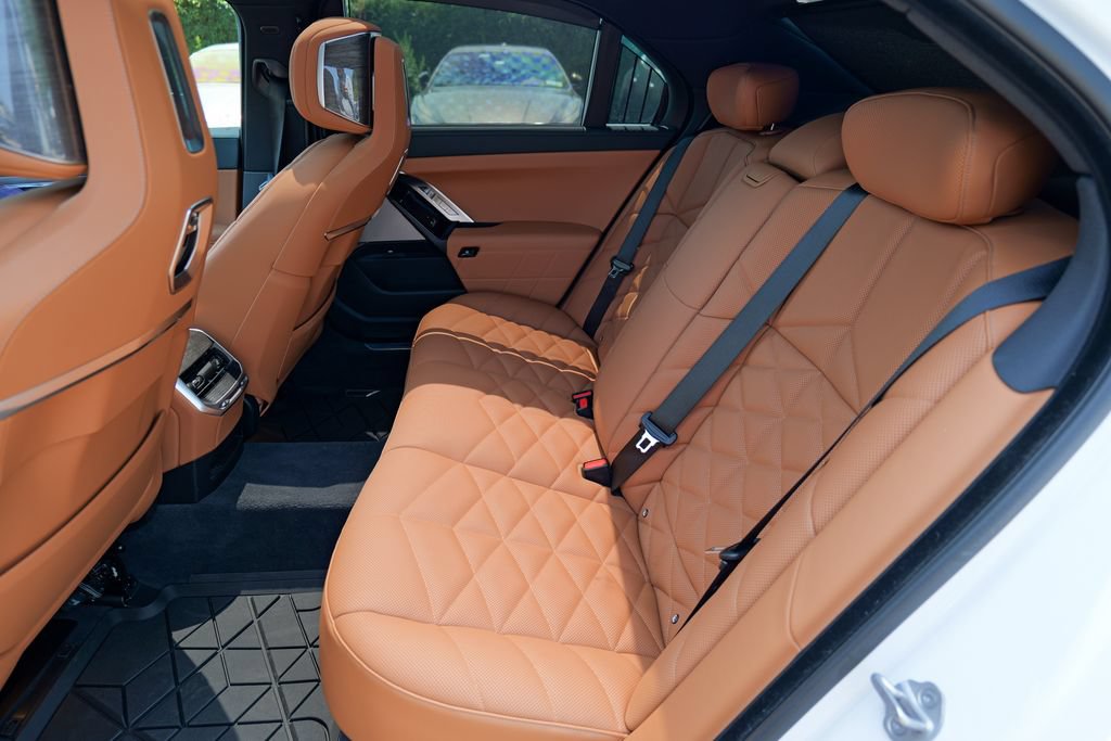 Used 2024 BMW 740i xDrive w/ Premium Package 2 AWD/4WD image 27