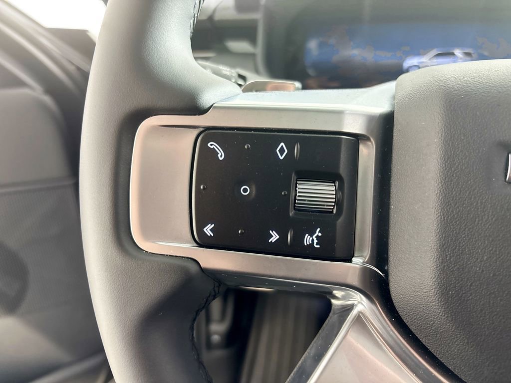 Used 2025 Land Rover Discovery S image 20