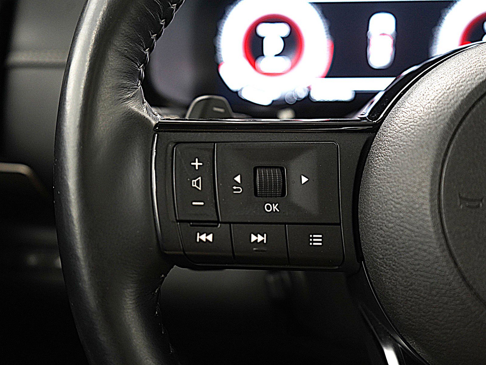 Used 2023 Nissan Pathfinder Platinum w/ Lighting Package (N92) image 26