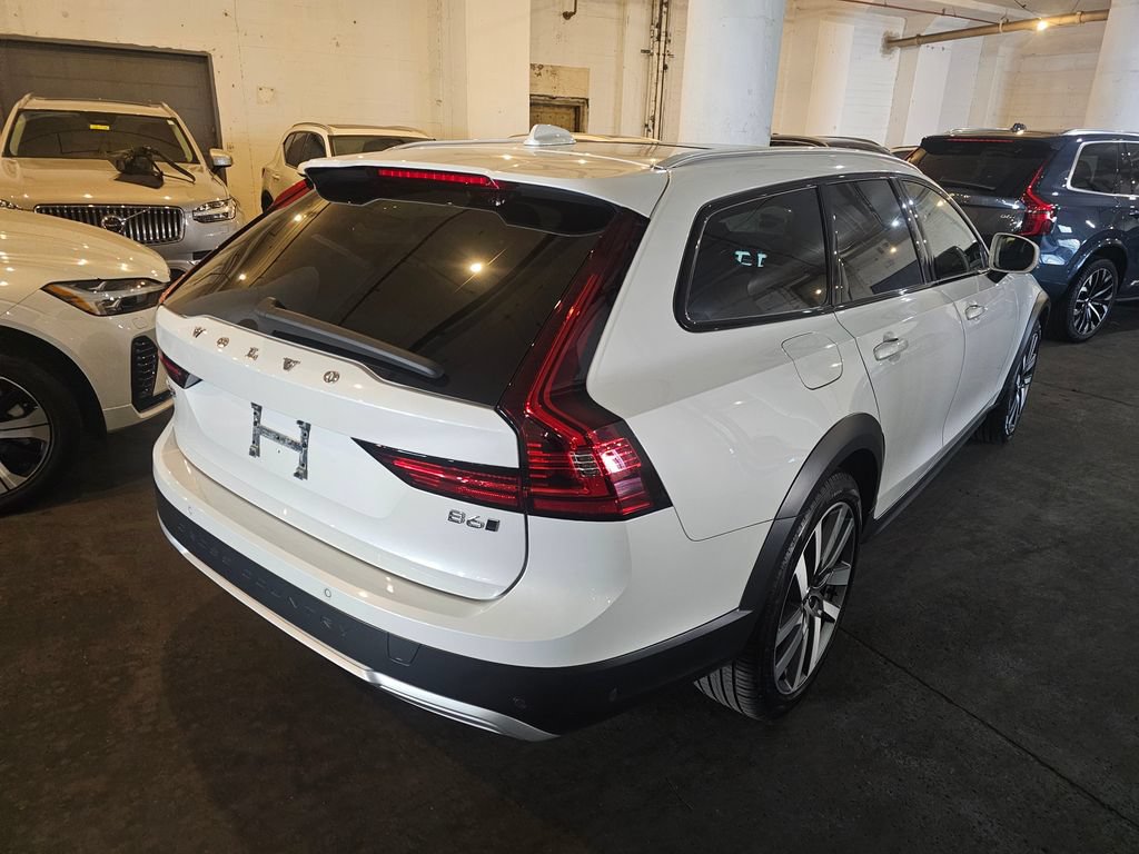 Certified 2025 Volvo V90 B6 Cross Country Plus AWD/4WD image 4