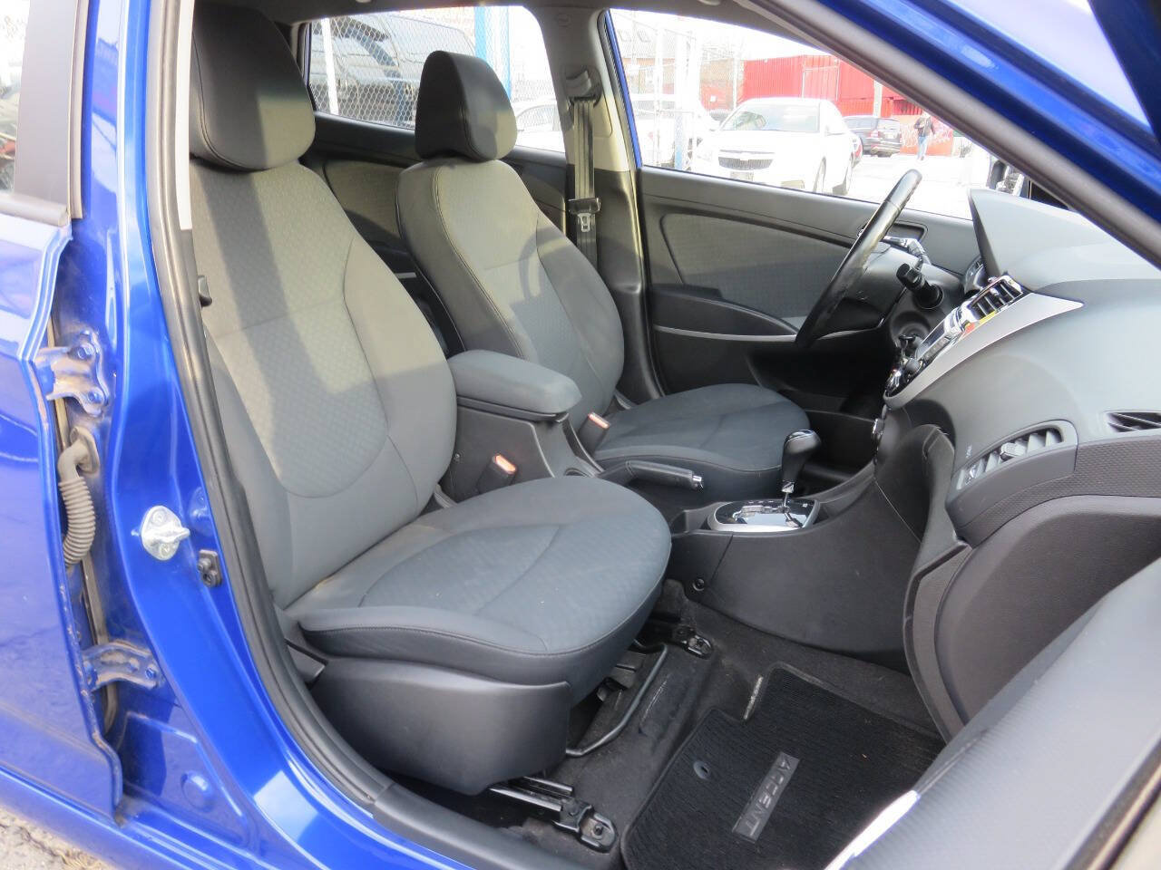 Used 2014 Hyundai Accent SE w/ Option Group 3 FWD image 11