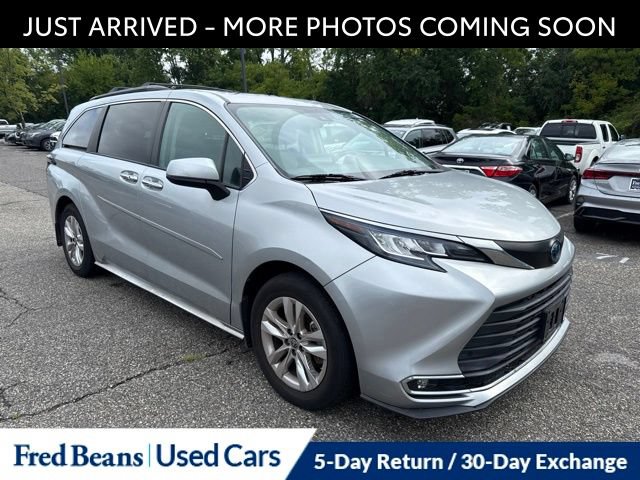 Used 2022 Toyota Sienna XLE w/ XLE Plus Package FWD image 1
