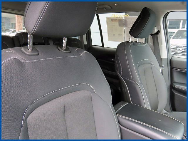 Used 2023 Jeep Grand Cherokee Laredo w/ Luxury Tech Group I AWD/4WD image 9