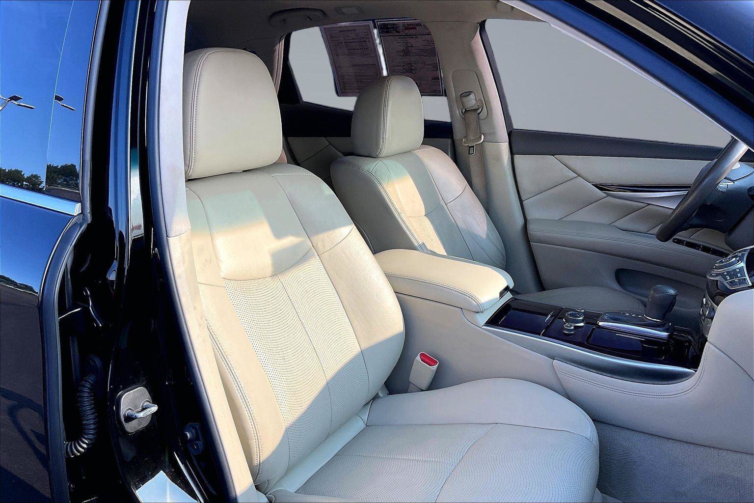 Used 2018 INFINITI Q70 Luxe w/ Cargo Package RWD image 8