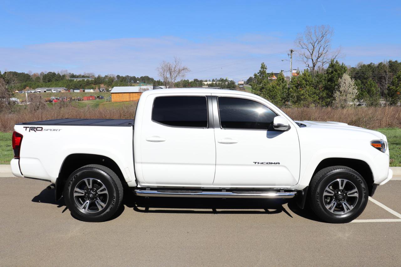 Used 2018 Toyota Tacoma TRD Sport image 19