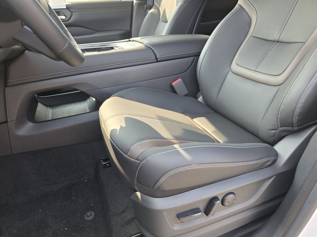 New 2025 Nissan Armada SL w/ Captain's Chari Seat Package image 15