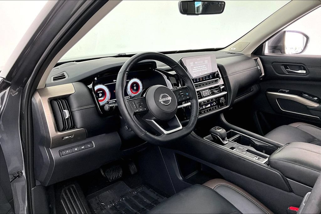 Used 2025 Nissan Pathfinder Platinum w/ Cargo Package FWD image 17