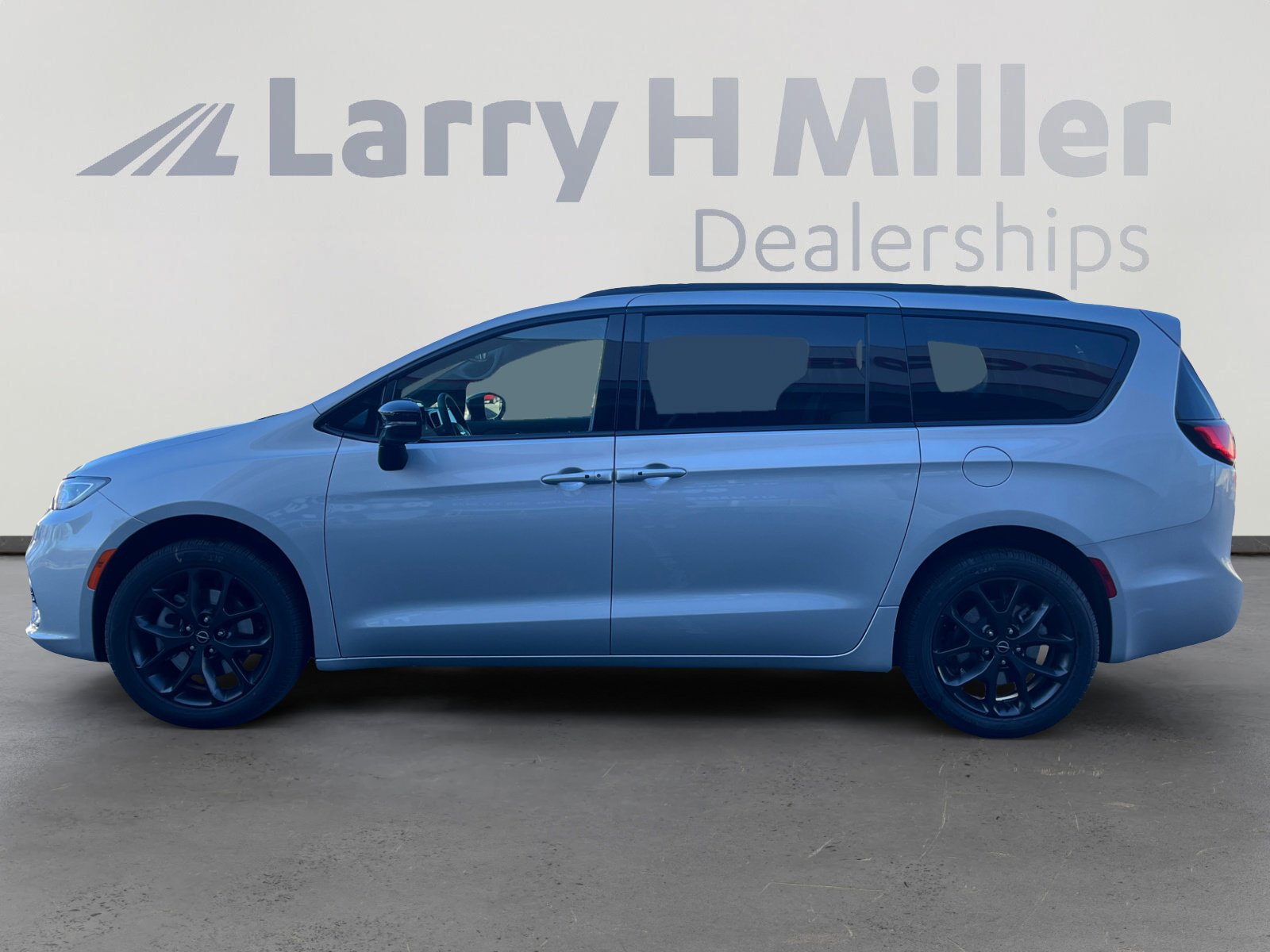 New 2026 Chrysler Pacifica Limited w/ S Appearance Package image 2
