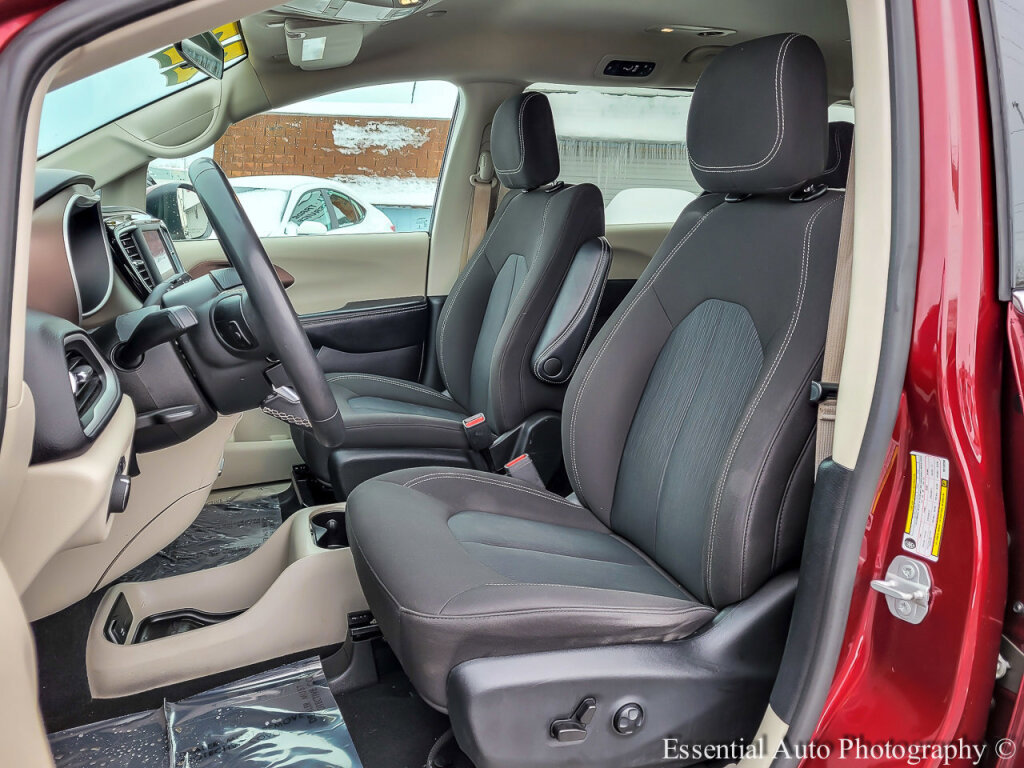 Used 2022 Chrysler Voyager LX image 9