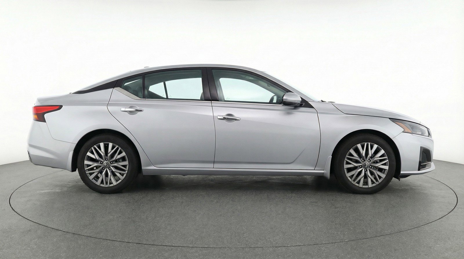 Used 2025 Nissan Altima 2.5 SV image 11