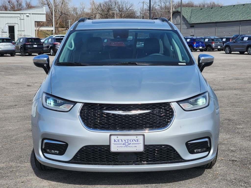 Used 2023 Chrysler Pacifica Limited FWD image 2