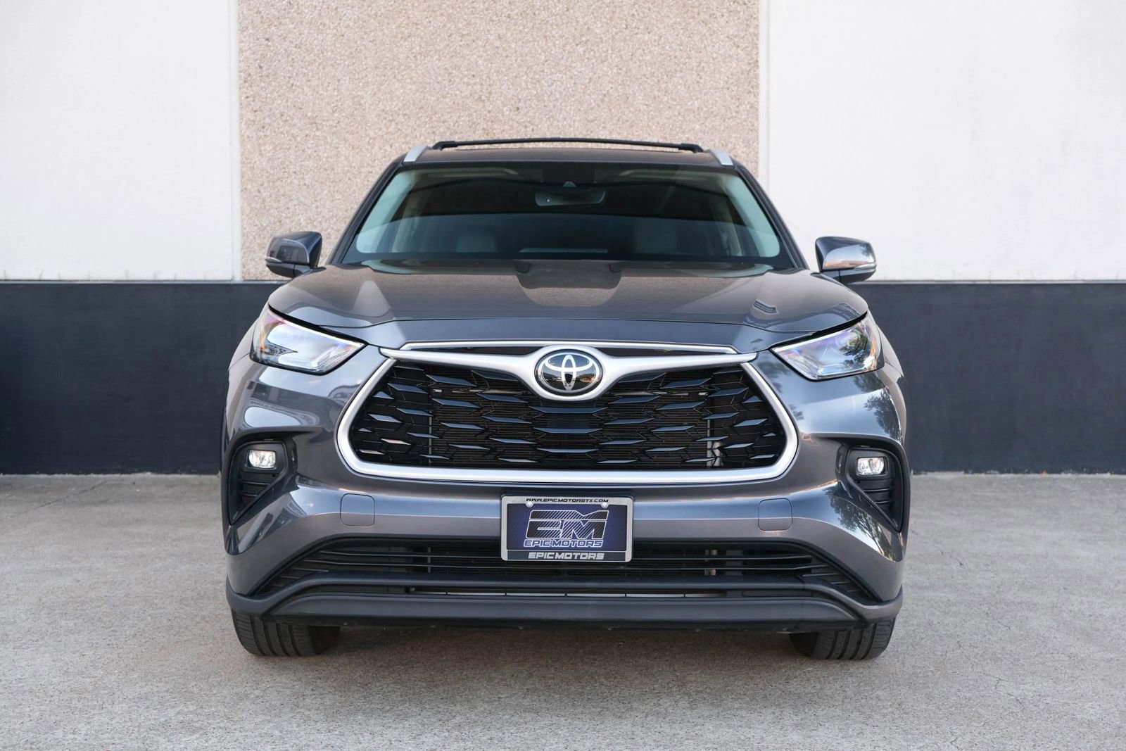 Used 2022 Toyota Highlander XLE image 2