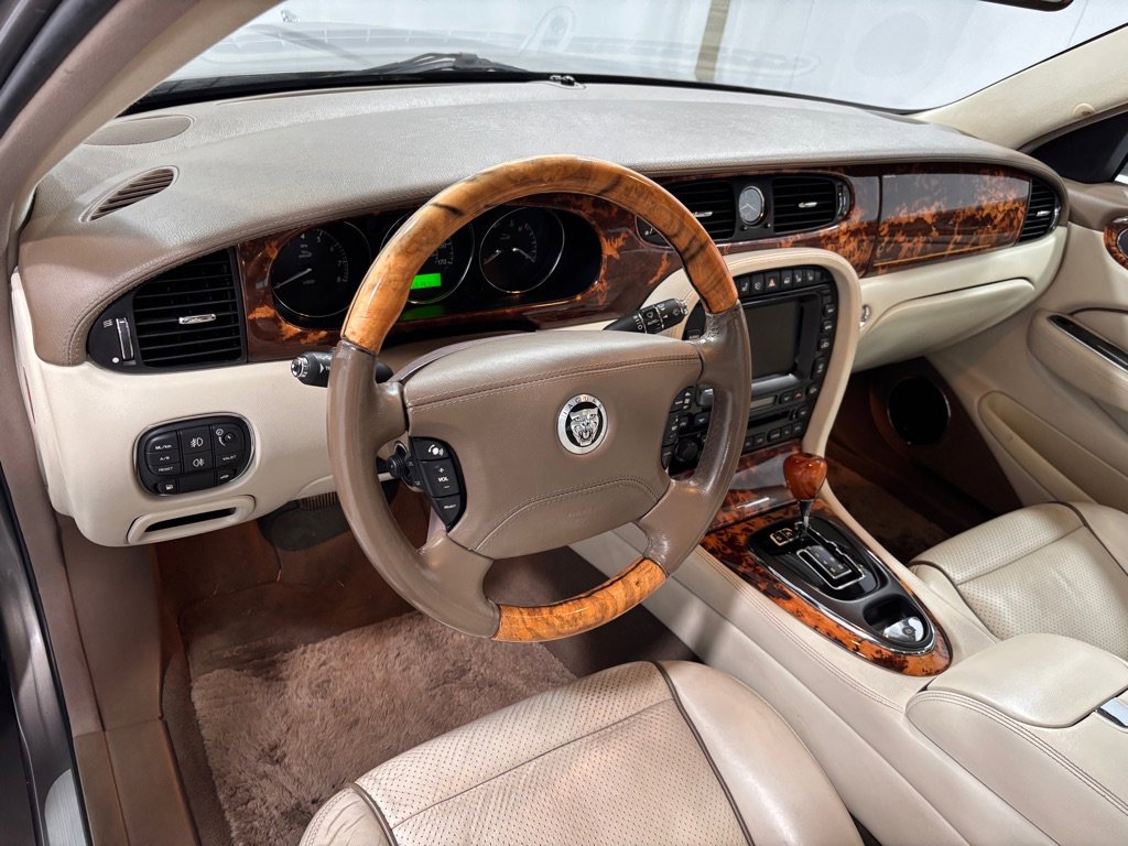 Used 2008 Jaguar XJ8 L image 9