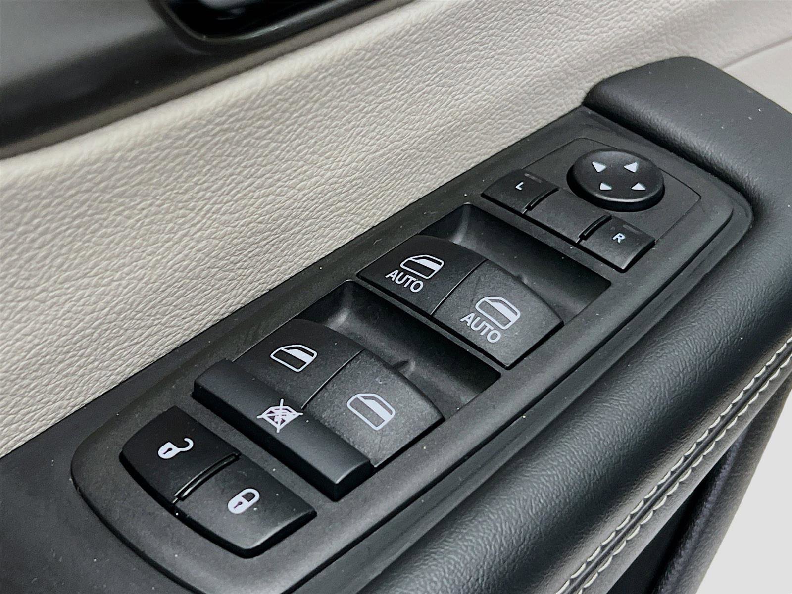Used 2024 Chrysler Pacifica Touring-L FWD image 19
