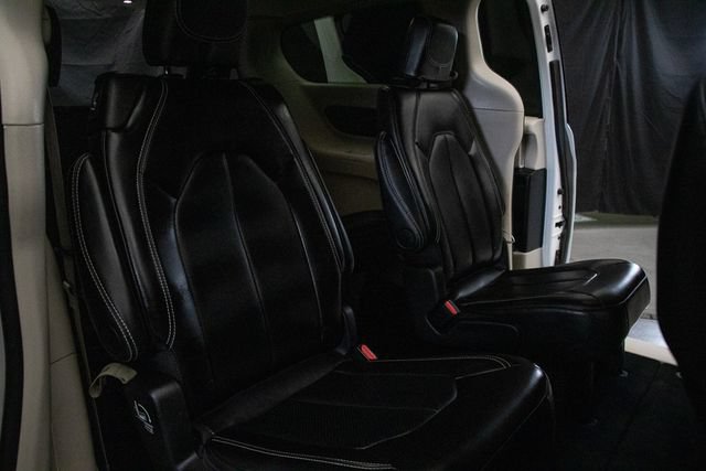 Used 2024 Chrysler Pacifica Touring-L FWD image 19