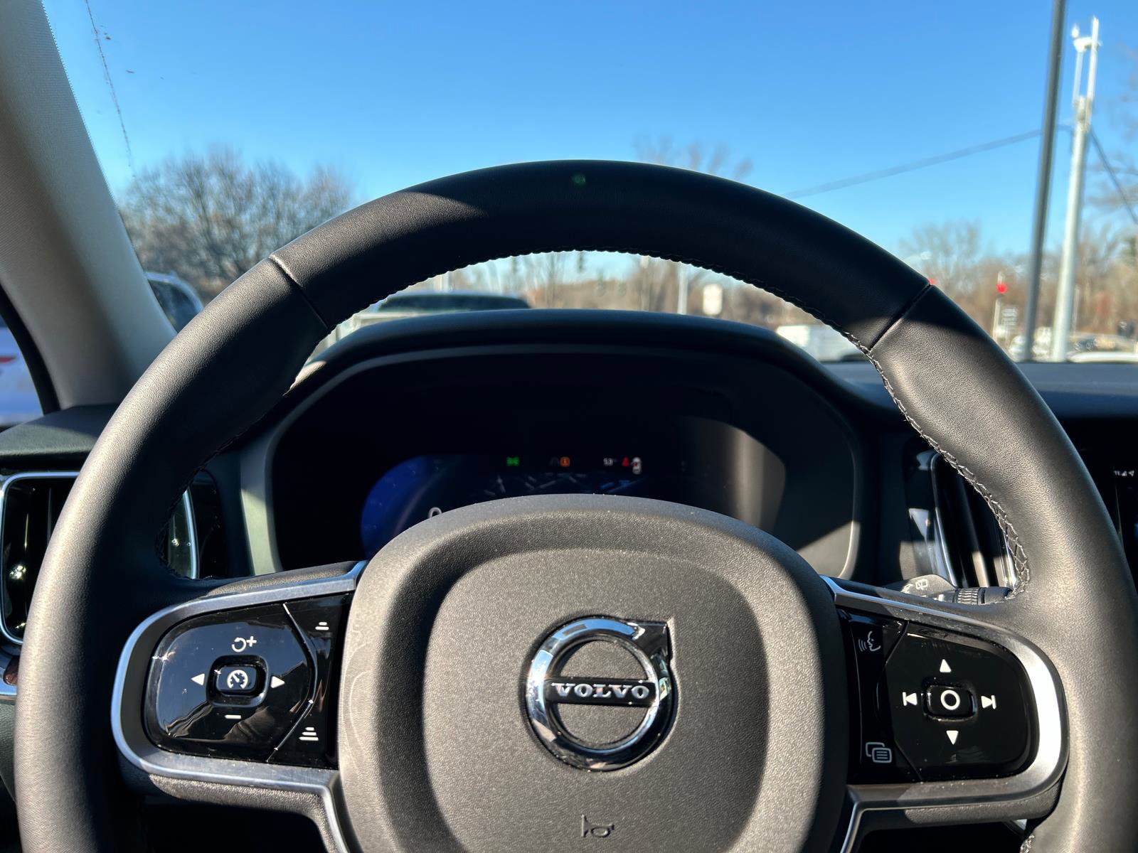 Used 2025 Volvo V60 B5 Cross Country Plus image 12