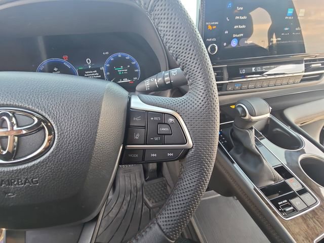 Used 2025 Toyota Sienna Limited image 19
