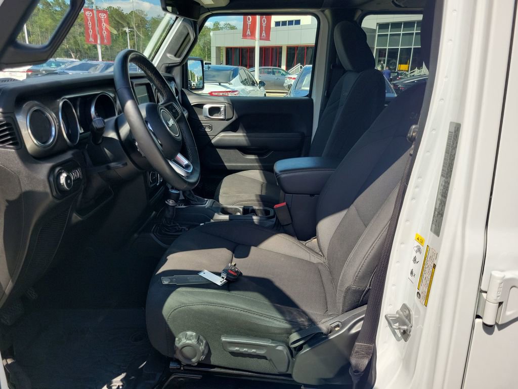 Used 2018 Jeep Wrangler Unlimited Sahara AWD/4WD image 16