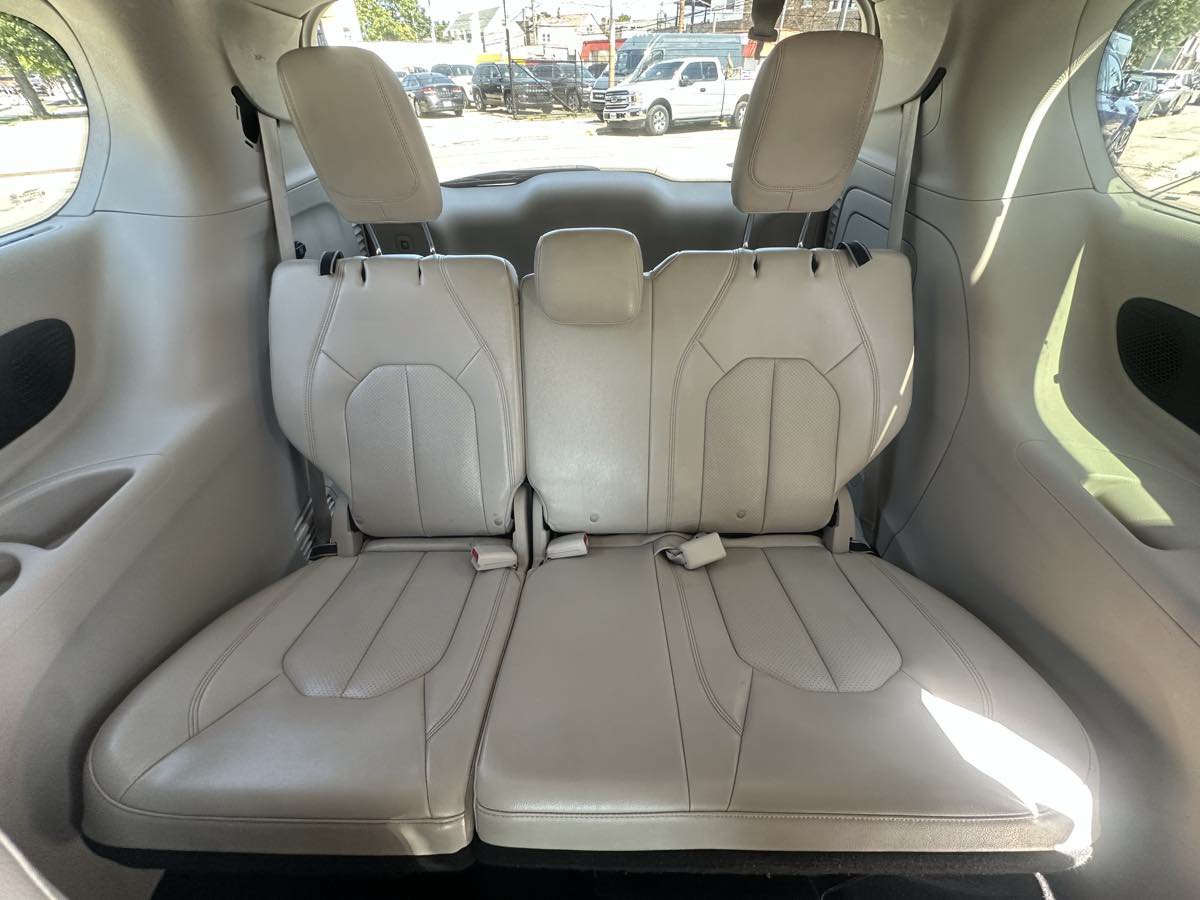 Used 2021 Chrysler Pacifica Touring-L FWD image 36