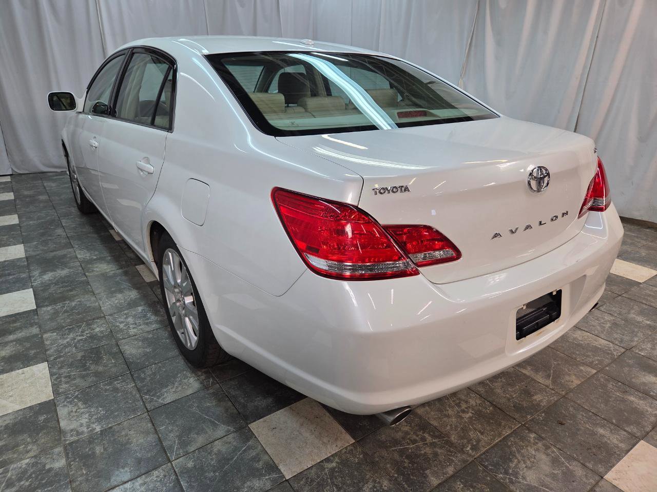 Used 2010 Toyota Avalon XLS FWD image 6