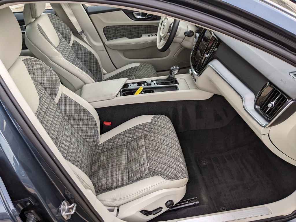 Used 2021 Volvo V60 T5 Momentum image 22