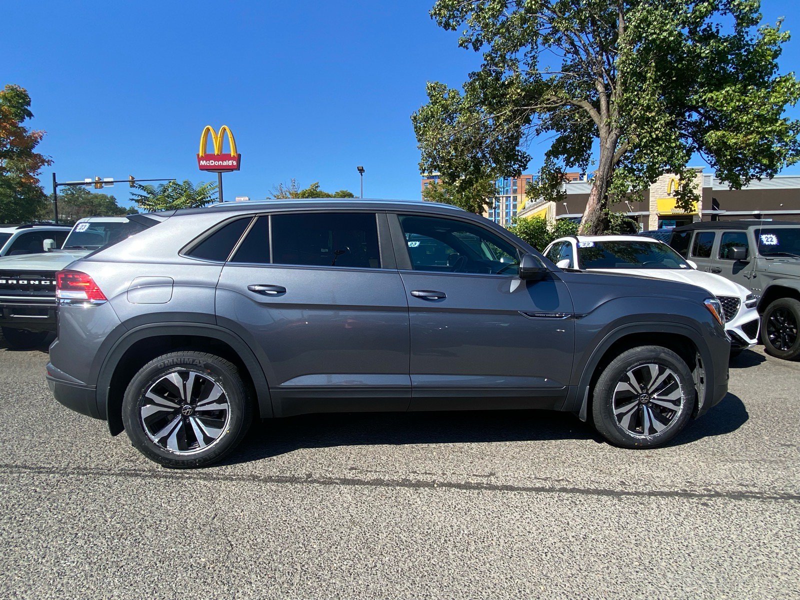 Used 2024 Volkswagen Atlas Cross Sport SE AWD/4WD image 2