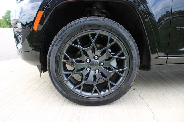 Used 2025 Jeep Grand Cherokee Summit w/ Obsidian Package AWD/4WD image 29