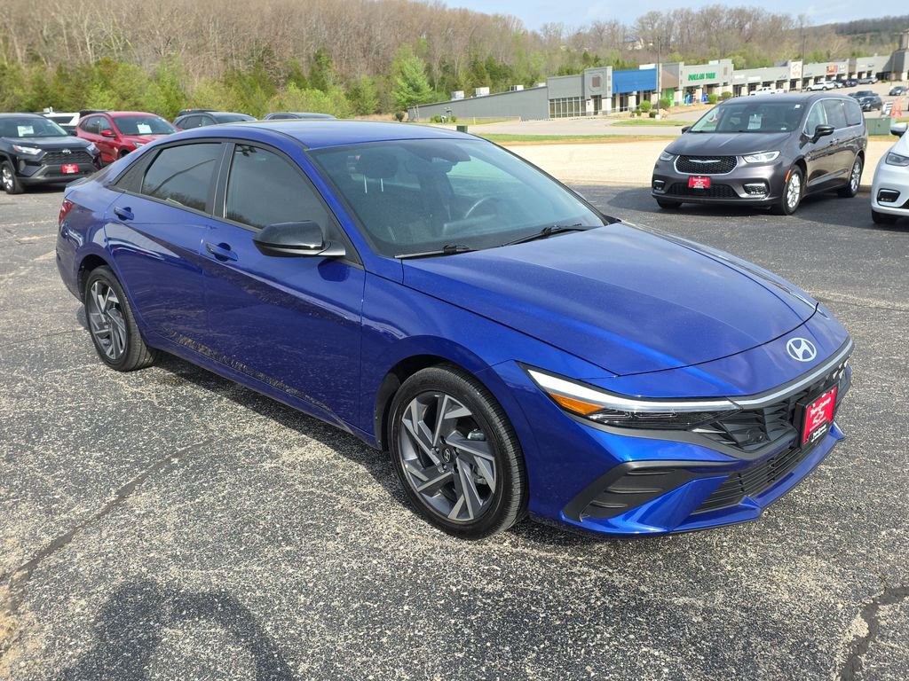 Used 2025 Hyundai Elantra SEL w/ Cargo Package image 2