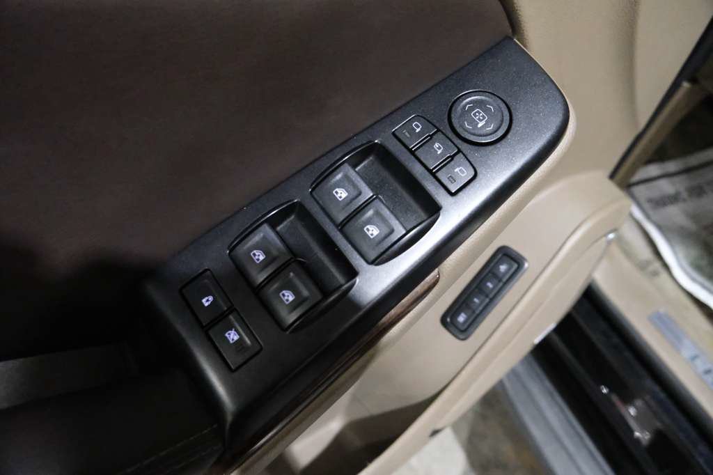 Used 2018 Chevrolet Suburban LT RWD image 19