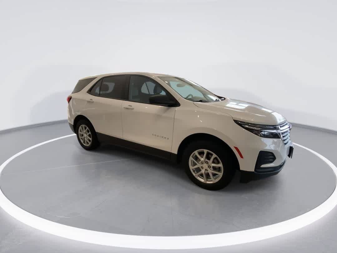 Used 2022 Chevrolet Equinox LS w/ LS Convenience Package AWD/4WD image 2