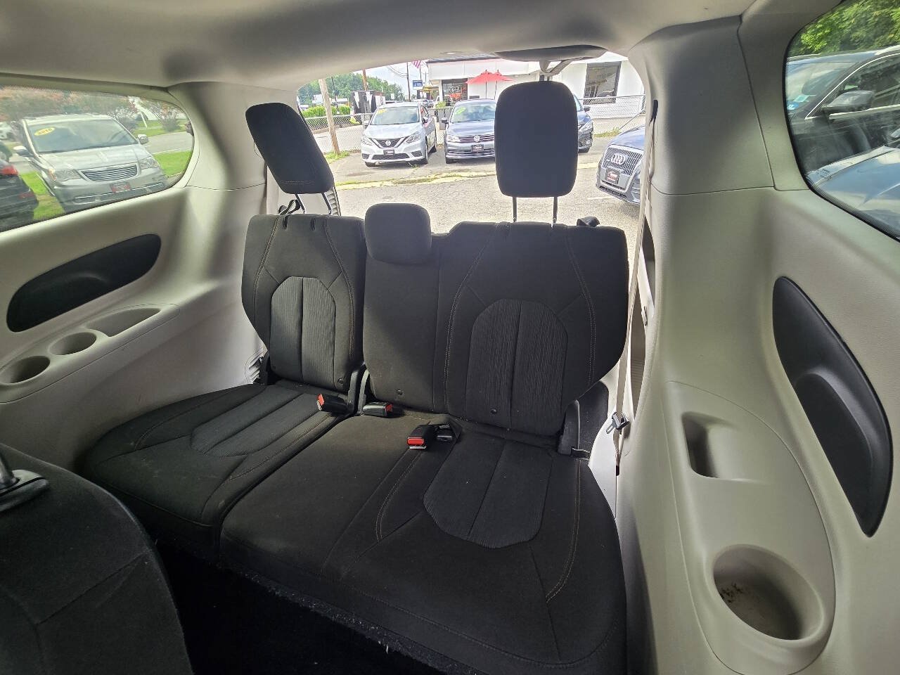 Used 2017 Chrysler Pacifica LX FWD image 29